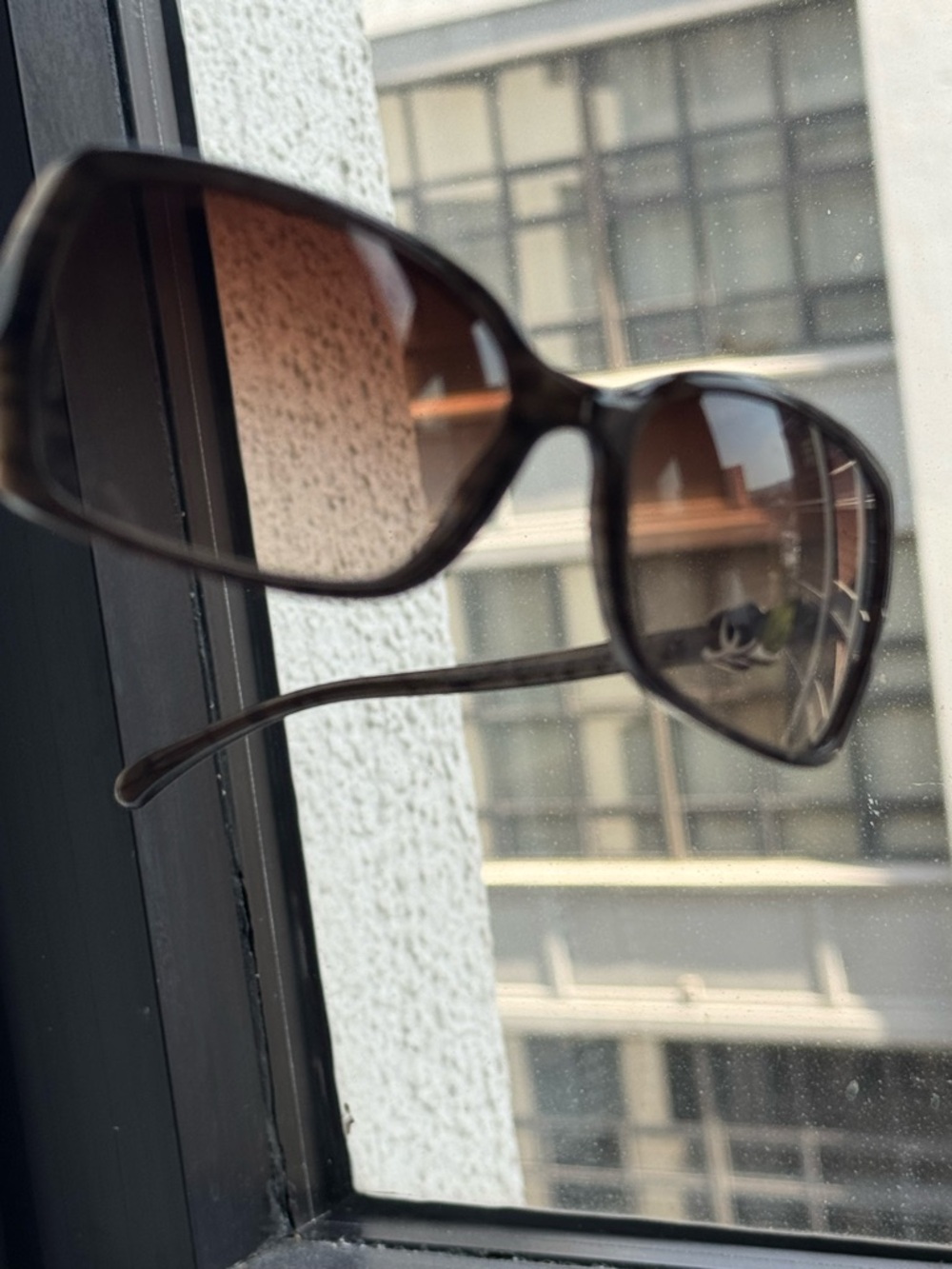 CHANEL Vintage 5218 Sunglasses — Brown Gradient Tortoise — Quilted Case - Picture 6 of 14